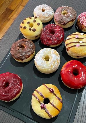 Une photo de Donuts au four