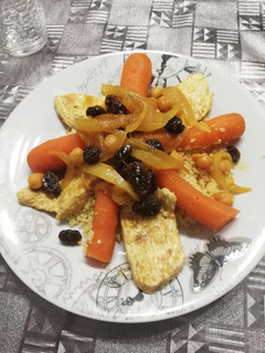 Una foto de Cuscús de pollo con verduras y caramelizado, al estilo marroquí
