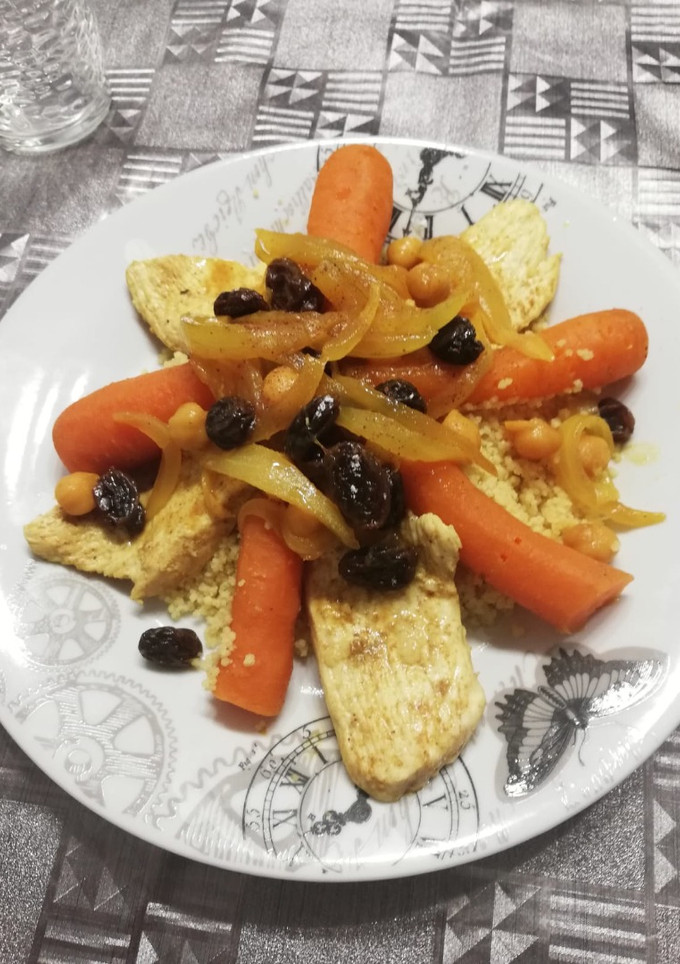 Una foto de Cuscús de pollo con verduras y caramelizado, al estilo marroquí