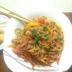 Foto principal de Tallarines 🍜orientales con camarones 🍤