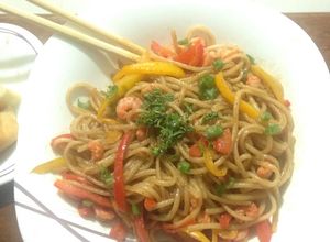 Una foto de Tallarines 🍜orientales con camarones 🍤