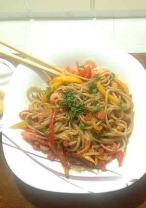 Una foto de Tallarines 🍜orientales con camarones 🍤