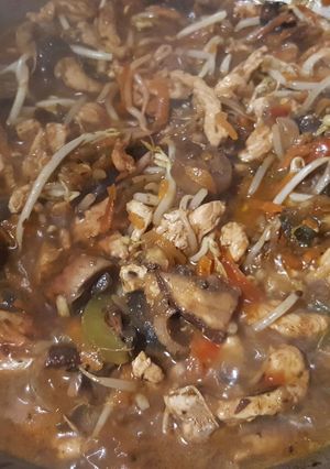Una foto de Wok de vegetales, pollo y cerdo