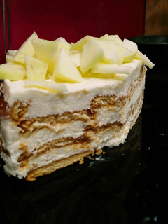 Una foto de Postre 10 minutos de queso, limón, manzana y galletas