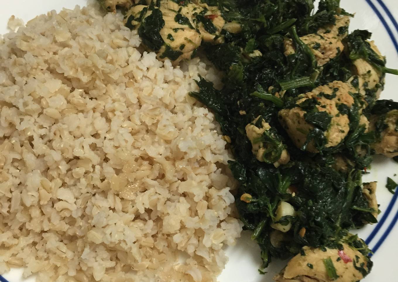 Spinach chicken stir-fry with brown rice