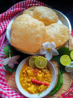 লুচি ও ছোলার ডাল (Luchi & Cholar Dal recipe in bengali) রেসিপির প্রধান ছবি