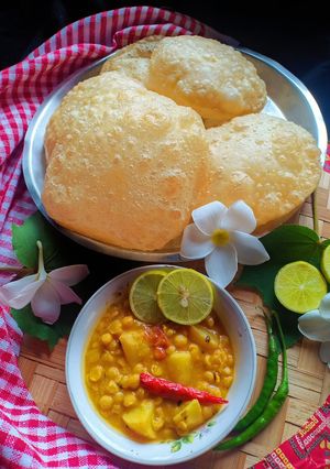 লুচি ও ছোলার ডাল (Luchi & Cholar Dal recipe in bengali) রেসিপির প্রধান ছবি