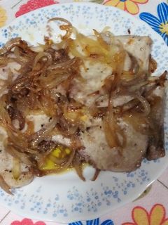 Una foto de Emperador encebollado, al tinto de rioja