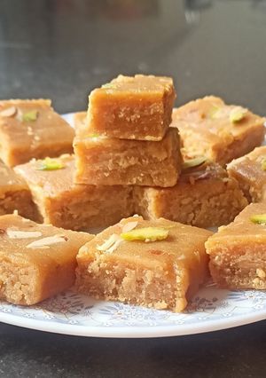 बेसन बर्फी रेसिपी चे मुख्य फोटो 