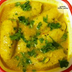 A picture of Rice muthia in gravy.