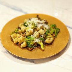 A picture of Ricotta gnocchi with porcini and broccoli.