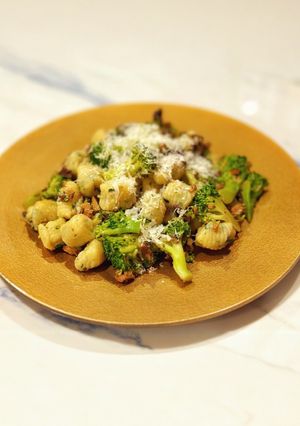 A picture of Ricotta gnocchi with porcini and broccoli.