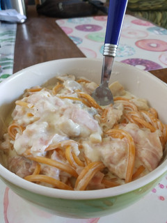 Una foto de Tallarines con salsa carusso