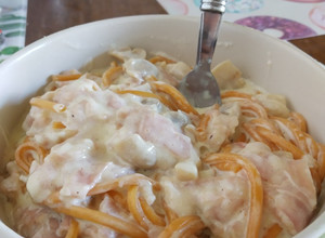 Una foto de Tallarines con salsa carusso