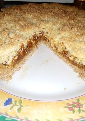 Una foto de Tarta integral de coco y dulce de leche