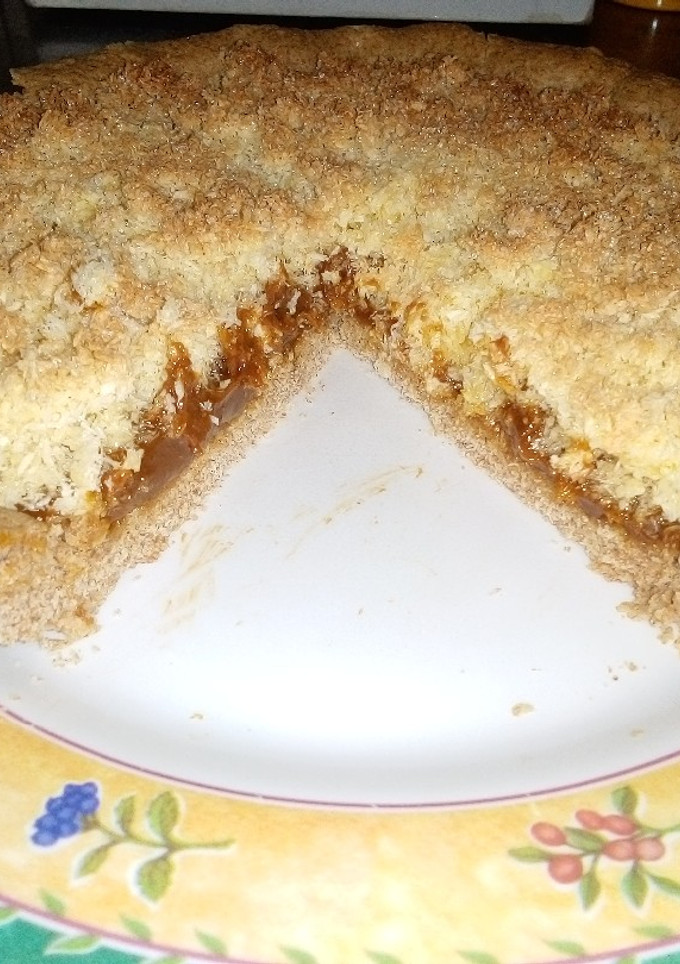 Una foto de Tarta integral de coco y dulce de leche