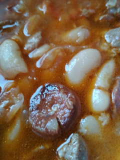 Una foto de Fabes con chorizo
