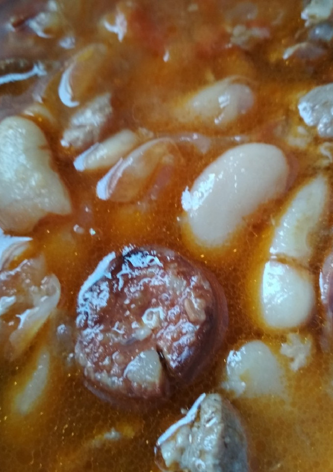 Una foto de Fabes con chorizo