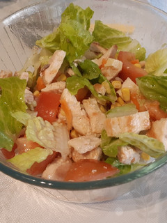 Una foto de Ensalada fría con pechuga pollo 💪💪💪