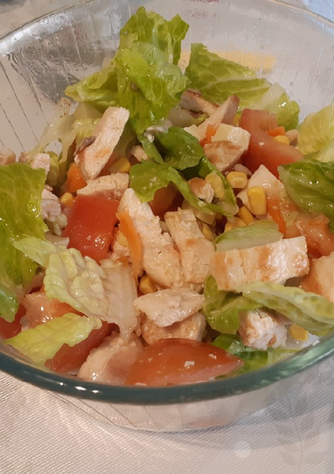 Una foto de Ensalada fría con pechuga pollo 💪💪💪