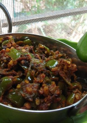 ढोबळी मिरची चा ठेचा (dhobli mirchi cha thecha recipe in marathi) रेसिपी चे मुख्य फोटो 