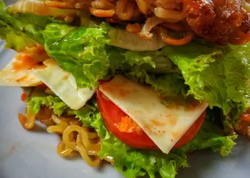 Masakan Unik Spicy noodle burger Ala Warteg