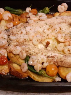 Una foto de Lubina con gambas y verduras de la huerta