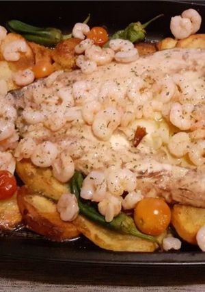 Una foto de Lubina con gambas y verduras de la huerta