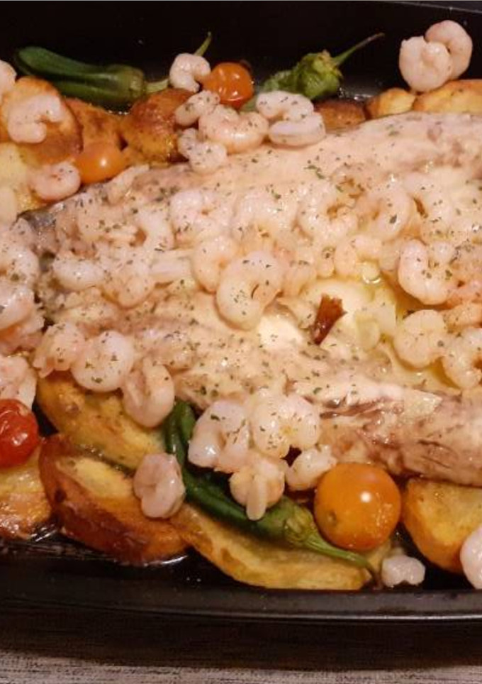 Una foto de Lubina con gambas y verduras de la huerta