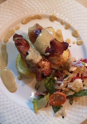 Baconbe tekert mézes-mustáros csirkecsíkok chips ágyon recept fotója