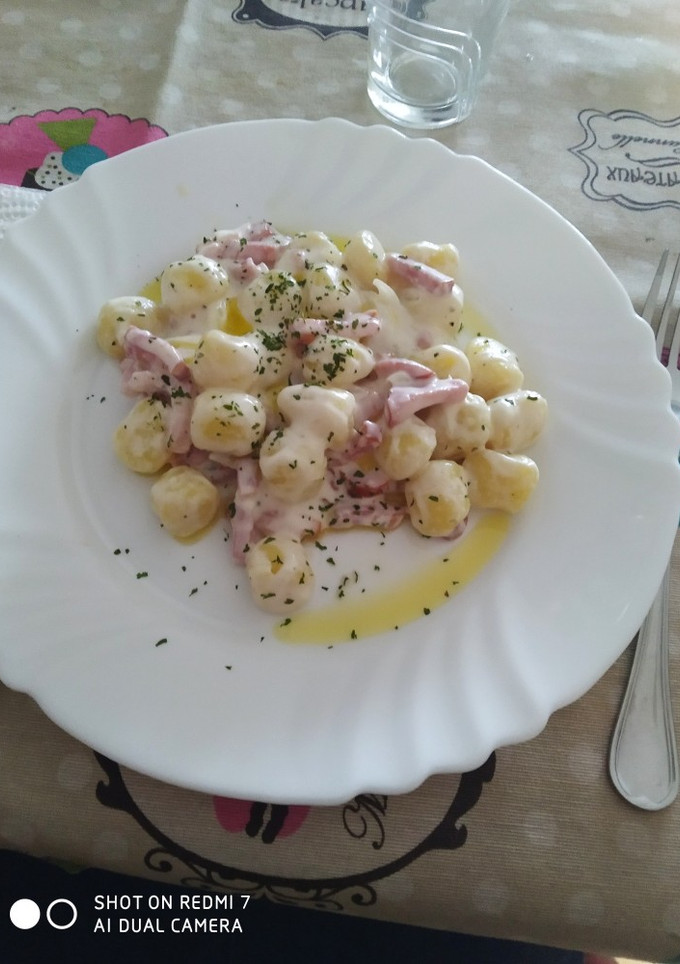 Una foto de Ñoquis a la carbonara estilo Italiano