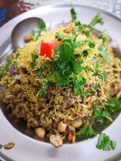 पुणेरी ओली भेळ😋 संध्याकाळचा नाश्ता (puneri oli bhel recipe in marathi) रेसिपी चे मुख्य फोटो