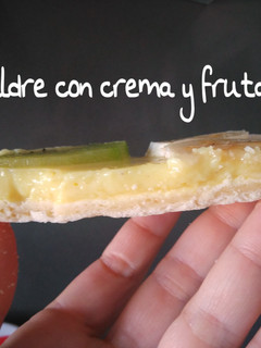 Una foto de Hojaldre de crema y frutas