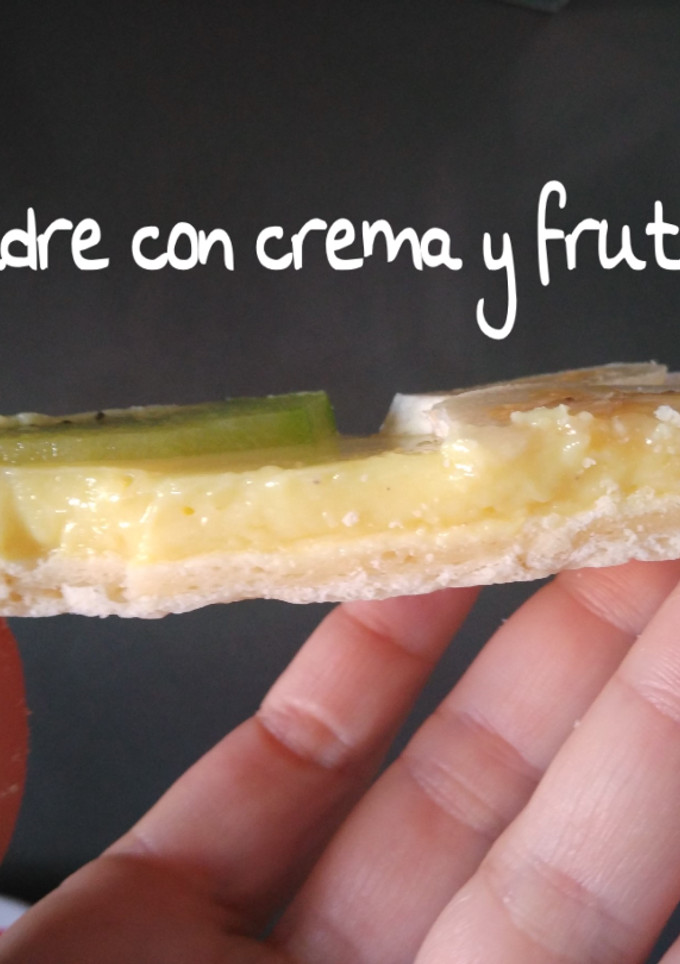 Una foto de Hojaldre de crema y frutas