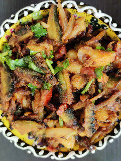 பாகற்காய், உருளைக் கிழங்கு வதக்கல் செய்முறை முக்கிய புகைப்படம்