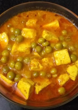 A picture of Matar Paneer.