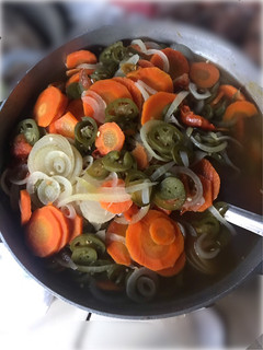 Una foto de Encurtido picante de cebolla y zanahoria