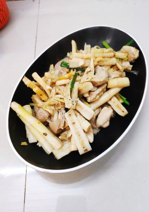 Hình của món Heo xào măng.