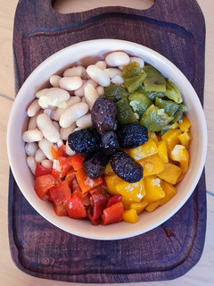 Una foto de Ensalada de morrones asados 🥗 rojo, amarillo y verde 🫑con alubias blancas