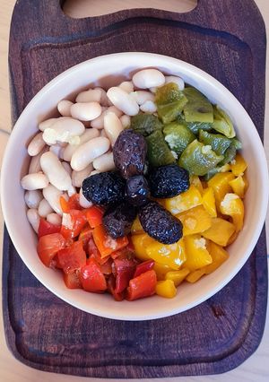 Una foto de Ensalada de morrones asados 🥗 rojo, amarillo y verde 🫑con alubias blancas