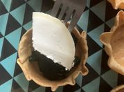 Una foto de queso de hierbas