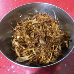 A picture of Brown fried onions.