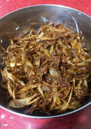 A picture of Brown fried onions.