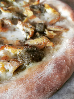 Una foto de Pizza de pollo, burrata y salsa pesto