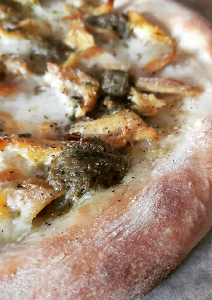 Una foto de Pizza de pollo, burrata y salsa pesto