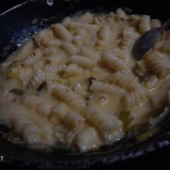 A picture of White sauce pastaa.