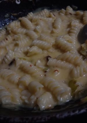 A picture of White sauce pastaa.