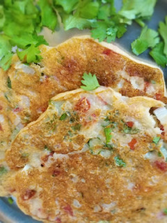 இன்ஸ்டன்ட் பிரேக்ஃபாஸ்ட் பிரெட் ஊத்தப்பம் (Bread uthappam recipe in tamil) செய்முறை முக்கிய புகைப்படம்