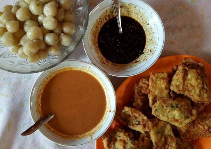 Cilok sambal kacang dan tempe gembos goreng tepung sambal kecap