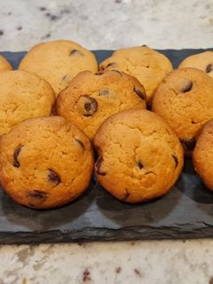 Una foto de Galletas de queso crema y chips de chocolate